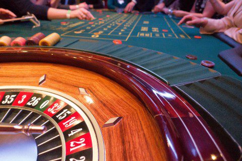 game-bank-use-jeton-place-roulette-roulette-wheel-1 (1)